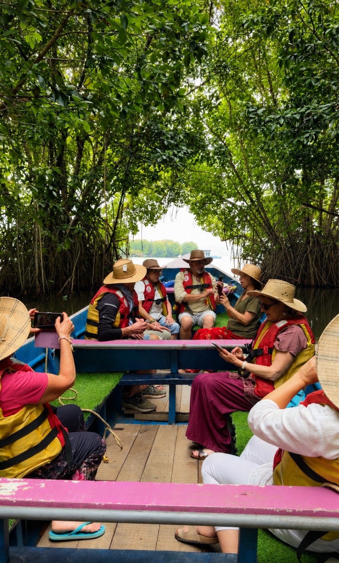 Excursion en bateau traditionnel dans les canaux de mangrove de Munro Island, Kerala