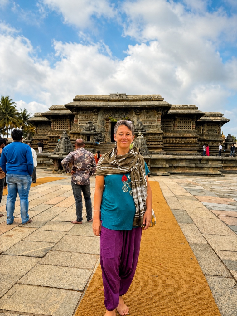 Voyageuse devant le temple hoysala de Chennakeshava a Belur, Karnataka